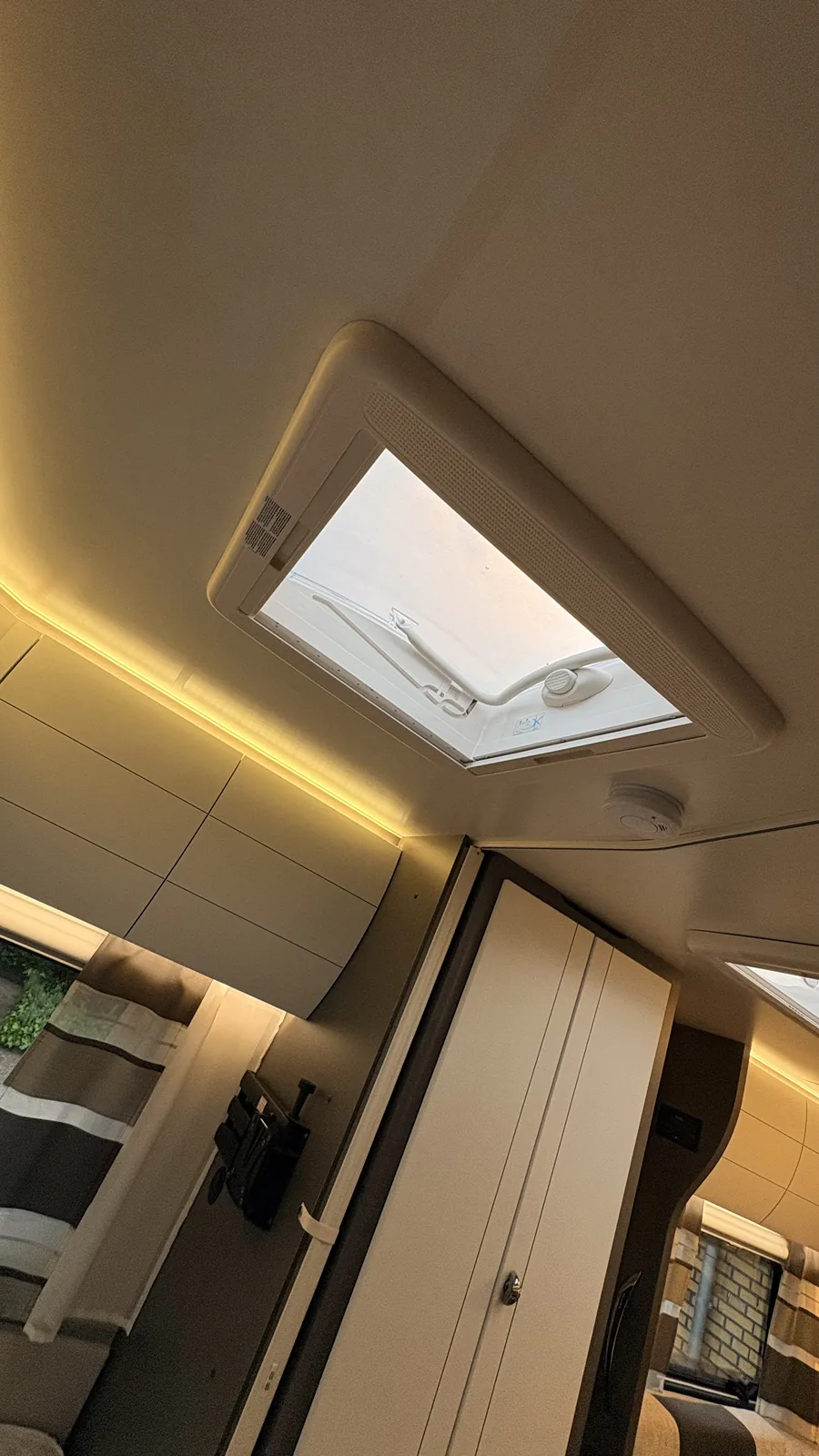 Loftvindue med LED-belysning